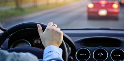 En person som kör en bil på en motorväg.