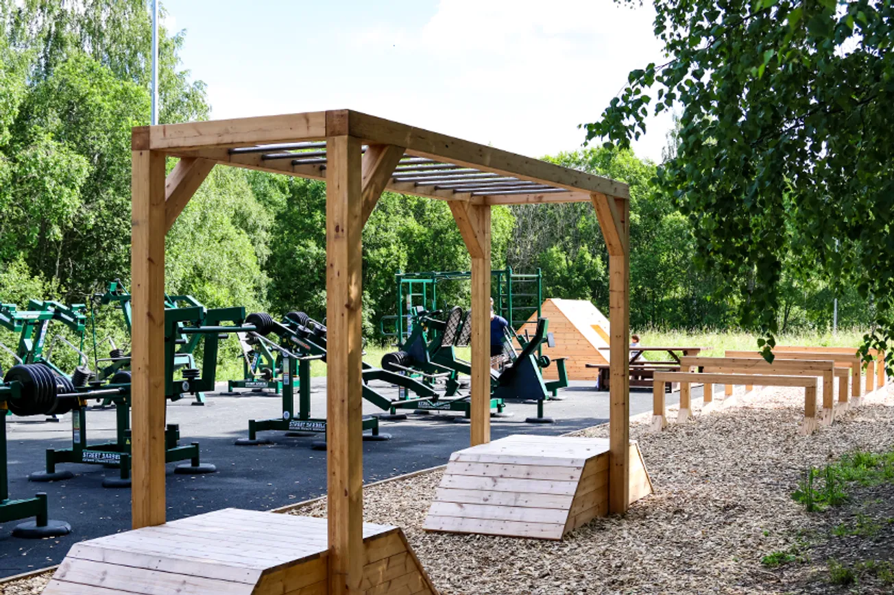 Bild som visar Sidsjö utegym med delar av dess hinderbana.