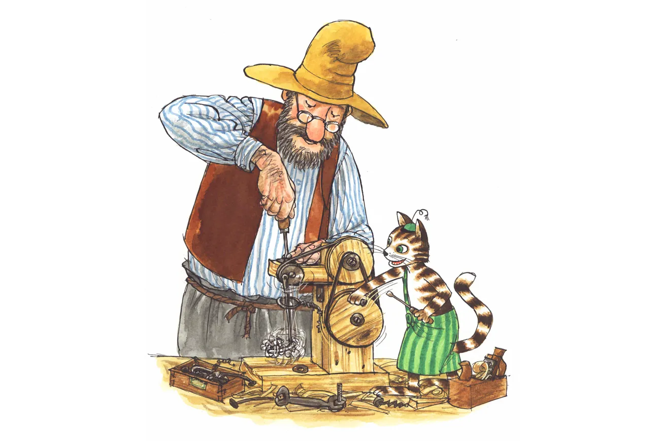 Pettson skruvar på uppfinning. Findus står på verkstadsbordet och håller i ett hjul på uppfinningen.