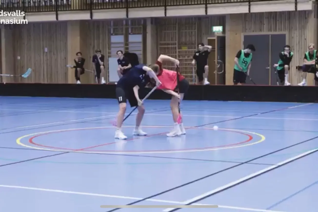 En grupp människor som står på en blå tennisbana.