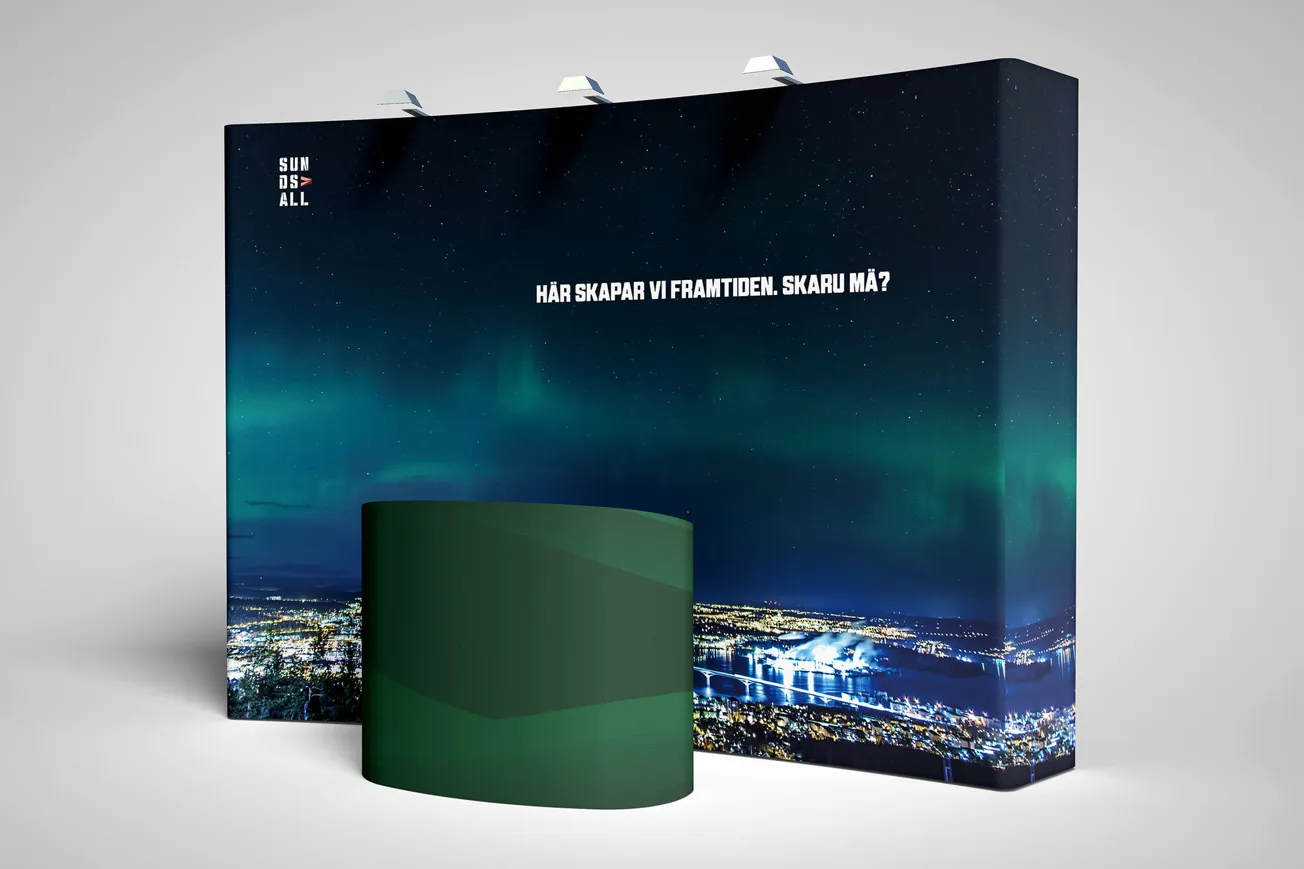 Illustration av en monterväg med en bild av ett norrsken. Framför väggen står ett grönt podie.