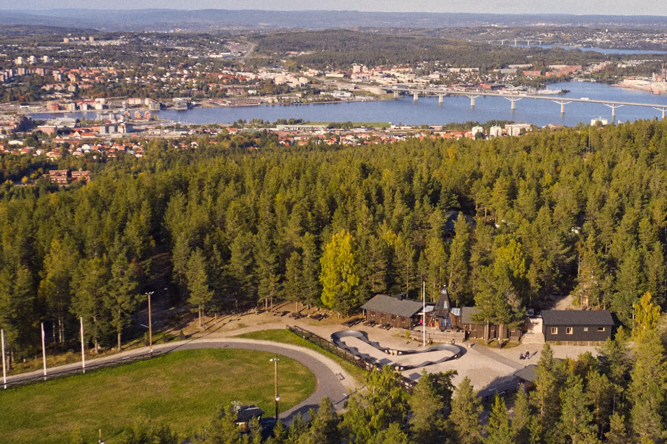 Drönarbild som visar Friluftscentrum uppe på Södra Berget i Sundsvall.