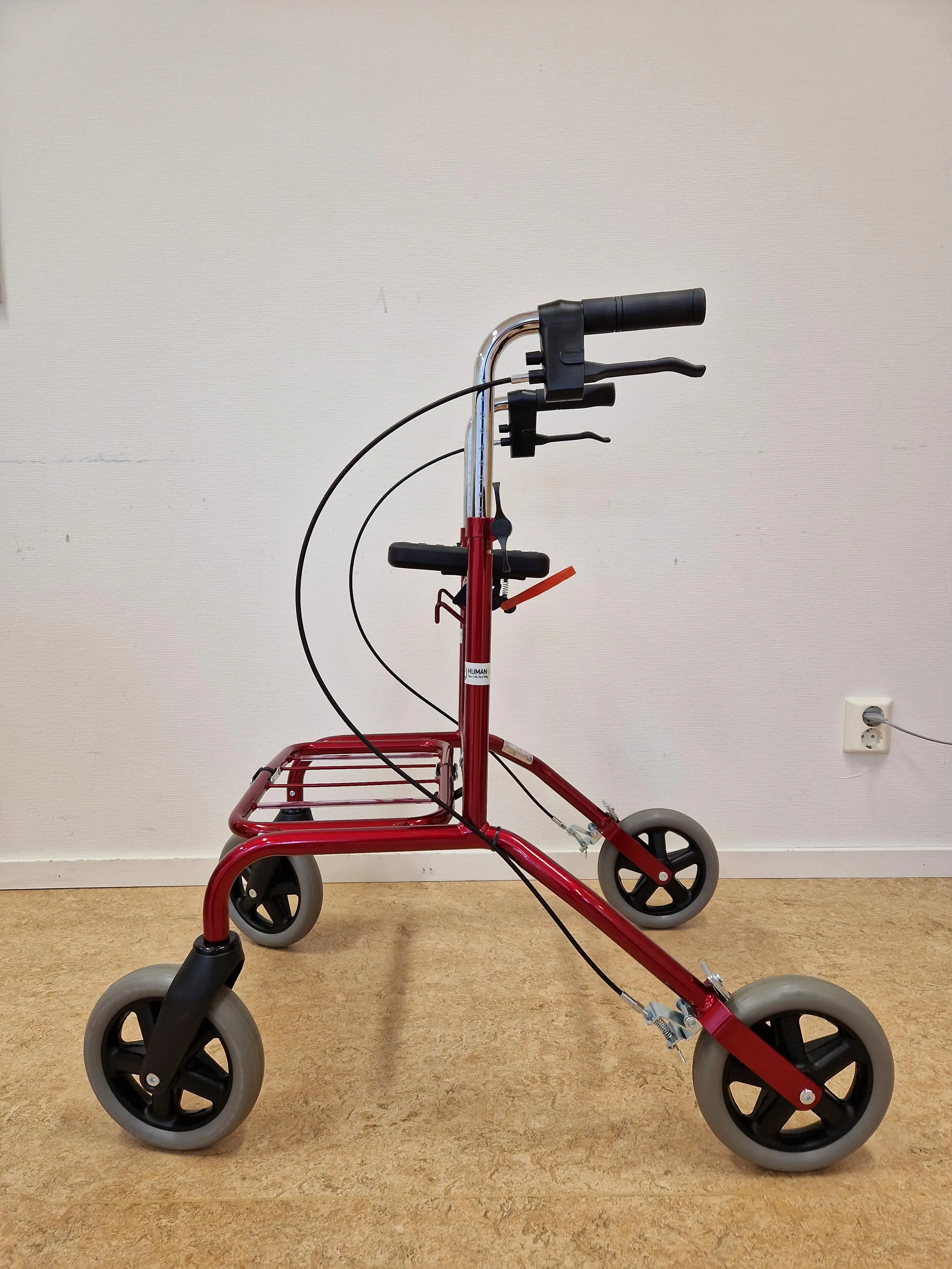 En röd rollator.