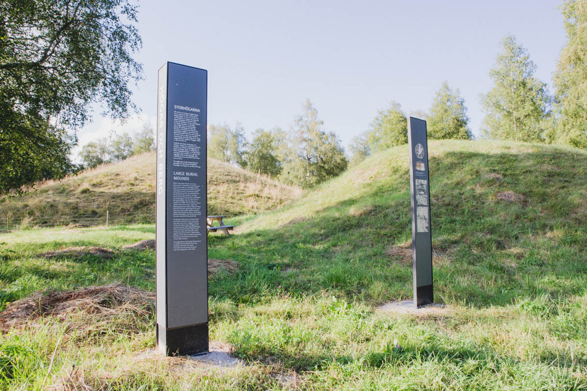 Storhögarna i Nolby med två informationsskyltar.