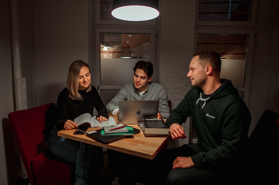 Tre studenter studerar