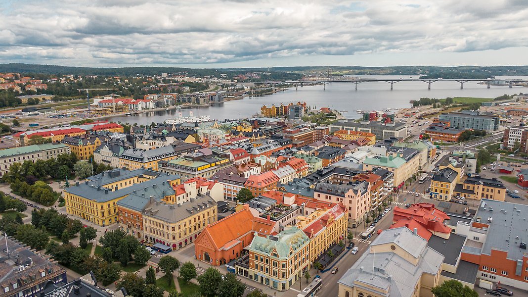 Drönarbild över Stenstan och Sundsvallsbron i fint sommarväder.