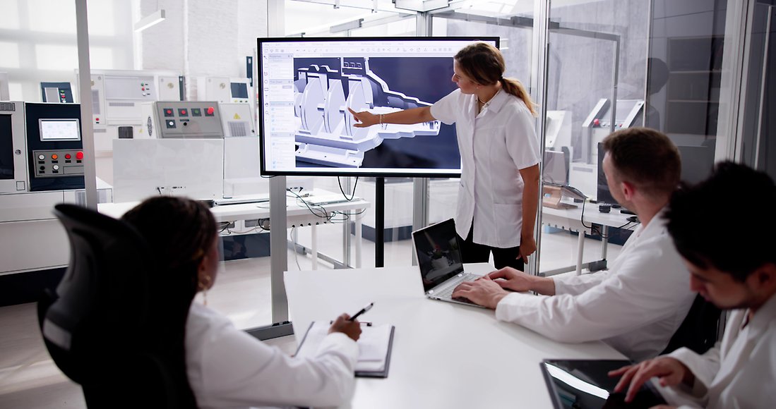 Forskare samtalar när de får en presentation på digital skärm av en kollega