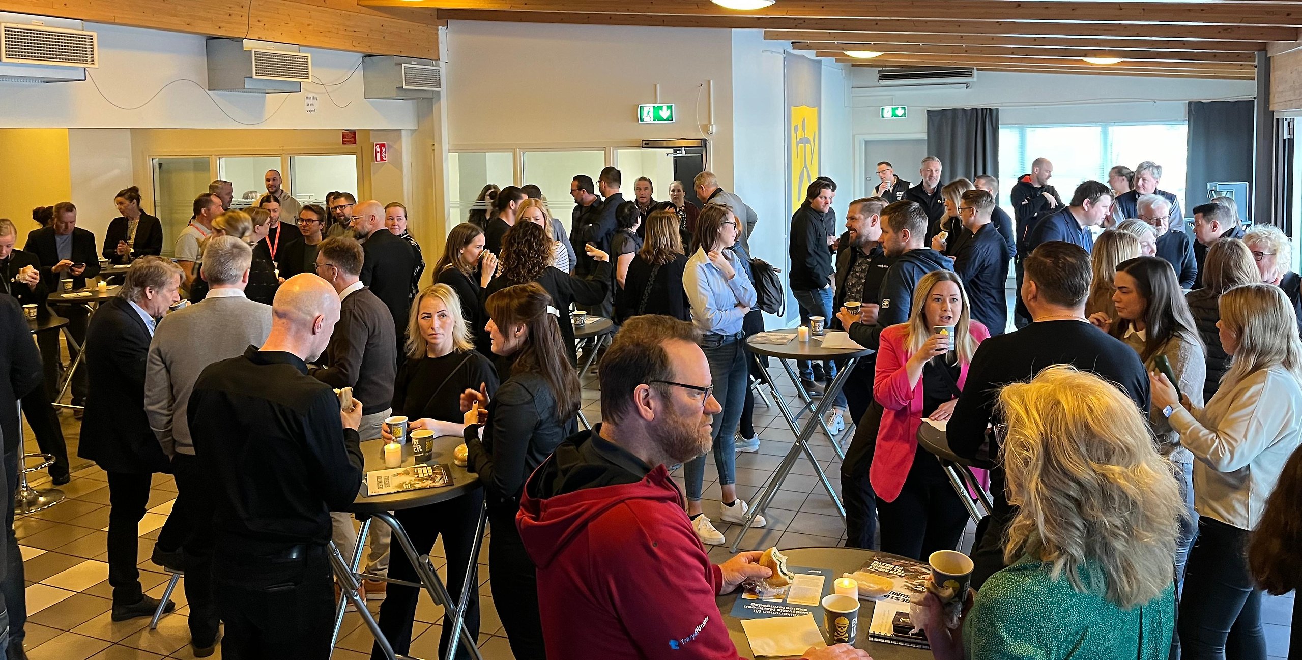 En blandad grupp med människor står tillsammans och samtalar