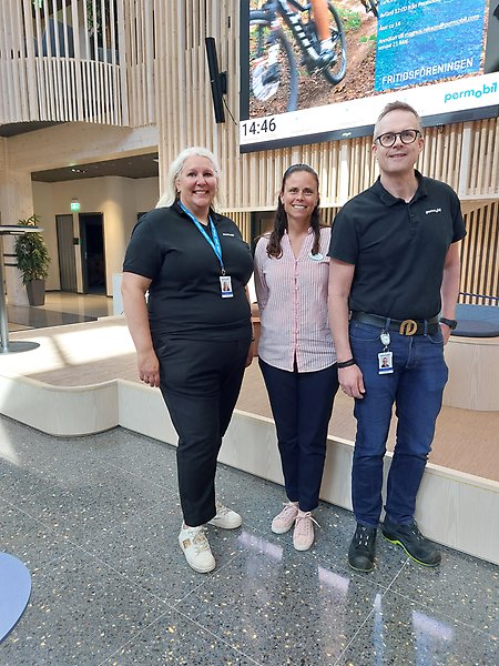 Ungdomar åker rullstol