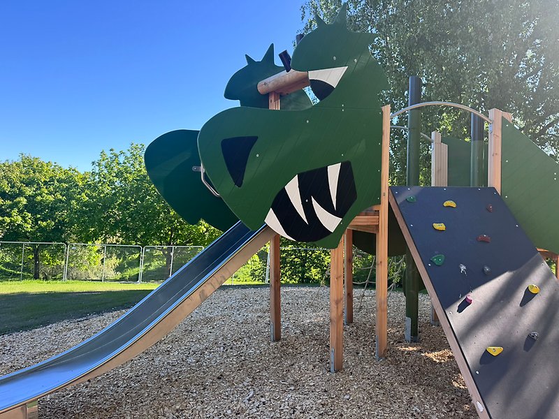 Den nya Dinosaurielekparken i Bäckparken i Skönsmon är en fantasifull temalekplats inspirerad av Zeke Billström och den rekordstora dinosauriebössan i Musikhjälpen. Här får barn kliva rakt in i dinosauriernas värld genom lek, rörelse och upptäckarglädje.