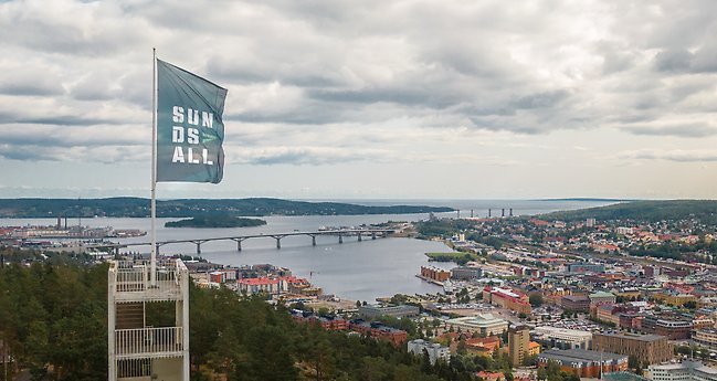 Drönarbild från Norra Berget med utsikt över Sundsvall och inloppet mot staden